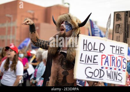 Phoenix, Arizona, USA. November 2020. JACOB CHANSLEY, auch bekannt als Jake Angeli, spricht als Unterstützer von US-Präsident Donald Trump versammeln sich, um über die frühen Ergebnisse der Präsidentschaftswahl 2020 zu protestieren, vor dem Maricopa County Tabulation and Election Center (MCTEC). Quelle: Cheney Orr/ZUMA Wire/Alamy Live News Stockfoto