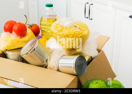 Offene Spendenbox mit Essen in der Küche. Hilfe für Menschen. Wohltätigkeitskonzept Stockfoto