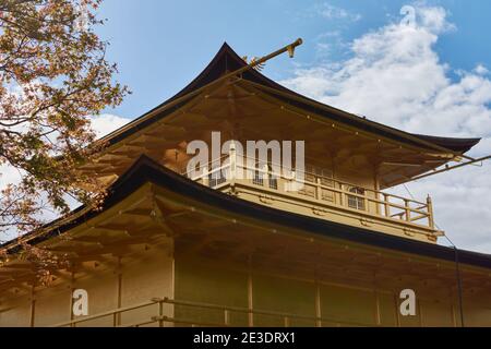 Kyoto, Japan - 12. November 2017: Kinkakuji-Tempel Golden Pavillion, Zen-buddhistischer Tempel in Kyoto, Japan, UNESCO-Weltkulturerbe Stockfoto