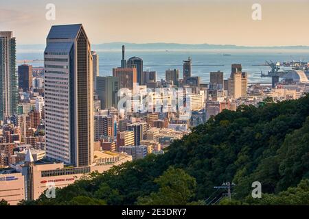 Kobe, Japan - 8. Oktober 2017: Kobe City Skyline mit Kobe Hafen und Osaka Bucht in der Ferne in Kobe Japan Stockfoto