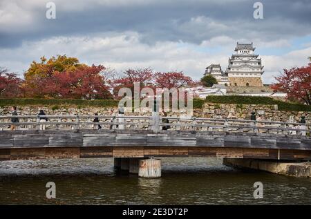 Himeji, Japan - 11. November 2017: Schönes Himeji Schloss in Himeji Stadt in der Präfektur Hyogo in der Kansai Region von Japan im Herbst mit roter Karte Stockfoto