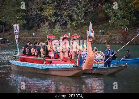 Kyoto, Japan - 12. November 2017: Traditionelle Bootsfahrt auf dem Katsura-Fluss, in der Nähe des Arashiyama-Parks in Kyoto, Japan. Die Menschen kleiden sich in traditioneller Kleidung, s Stockfoto