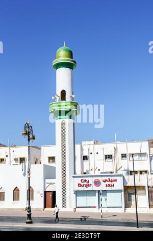 Maskat, Oman, 3. Dezember 2016: Eine kleine Moschee in Maskat, Oman neben einem Fast-Food-Restaurant Stockfoto