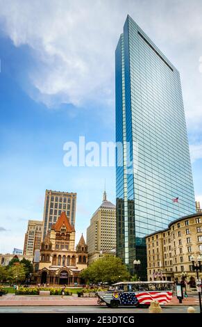 Boston, MA, 27. September 2020: John Hancock Tower und Trinity Church in Downtown Boston Stockfoto