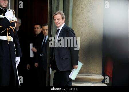 Der französische Außenminister Bernard Kouchner kommt am 1. Januar 2009 zu einem Treffen mit dem französischen Präsidenten und dem israelischen Außenminister in Paris, Frankreich, im Elysee-Palast an. Foto von Mehdi Taamallah/ABACAPRESS.COM Stockfoto