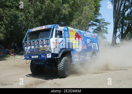 Der russische Ilgizar Mardeev fährt seinen Truck Kamaz nach dem Start der Rallye Dakar in Saladillo, 180 km (112 Meilen) südwestlich von Buenos Aires, Argentinien am 3. Januar 2009. Nach einjähriger Abwesenheit kehrt die Rallye Dakar zurück, bei der das 15-tägige Offroad-Rennen erstmals in Südamerika ausgetragen wurde, weil man Angst vor einem militanten Angriff in Afrika hatte. Die Rallye wird insgesamt 14 Etappen durch Argentinien und Chile führen. Foto von Michel Maindru Cameleon/ABACAPRESS.COM Stockfoto