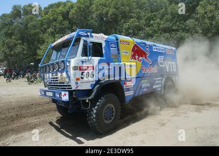 Der russische Firdaus Kabirov fährt seinen LKW Kamaz nach dem Start der Rallye Dakar in Saladillo, 180 km (112 Meilen) südwestlich von Buenos Aires, Argentinien am 3. Januar 2009. Nach einjähriger Abwesenheit kehrt die Rallye Dakar zurück, bei der das 15-tägige Offroad-Rennen erstmals in Südamerika ausgetragen wurde, weil man Angst vor einem militanten Angriff in Afrika hatte. Die Rallye wird insgesamt 14 Etappen durch Argentinien und Chile führen. Foto von Michel Maindru Cameleon/ABACAPRESS.COM Stockfoto