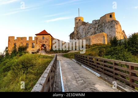 Rabsztyn, Polen - 25. August 2020: Panoramablick auf mittelalterliche königliche Burgruinen von Rabsztyn, die in Kleinpolen renoviert werden Stockfoto