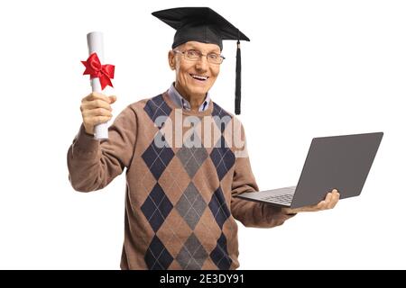 Reifer Mann mit einem Diplom und einem Laptop Computer auf weißem Hintergrund isoliert Stockfoto