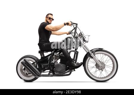 Mann mit Sonnenbrille auf einem Chopper Motorrad isoliert auf weiß fahren Hintergrund Stockfoto