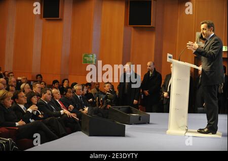 Der französische Präsident Nicolas Sarkozy hält eine Rede vor Bundeskanzlerin Angela Merkel, der Juniorministerin für Vorausplanung, Bewertung der öffentlichen Politik, Und Entwicklung der digitalen Wirtschaft Eric Besson, Staatssekretär für Städtebau Fadela Amara, Minister für Arbeit, Arbeitsbeziehungen, Familie und Solidarität Xavier Bertrand und Michel Rocard während des Symposiums "Neue Welt, neuer Kapitalismus" an der Ecole Militaire in Paris, Frankreich am 8. Januar 2009. Foto von Elodie Gregoire/ABACAPRESS.COM Stockfoto