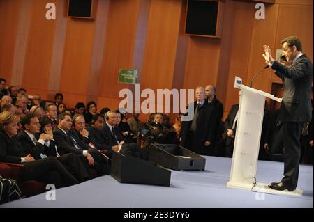 Der französische Präsident Nicolas Sarkozy hält eine Rede vor Bundeskanzlerin Angela Merkel, der Juniorministerin für Vorausplanung, Bewertung der öffentlichen Politik, Und Entwicklung der digitalen Wirtschaft Eric Besson, Staatssekretär für Städtebau Fadela Amara, Minister für Arbeit, Arbeitsbeziehungen, Familie und Solidarität Xavier Bertrand und Michel Rocard während des Symposiums "Neue Welt, neuer Kapitalismus" an der Ecole Militaire in Paris, Frankreich am 8. Januar 2009. Foto von Elodie Gregoire/ABACAPRESS.COM Stockfoto