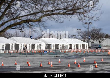 Allentown, Pennsylvania, USA- 16. Januar 2021: Lehigh Valley Health Network Massensimpfstelle für Coronaviren auf Parkplatz eingerichtet. Stockfoto