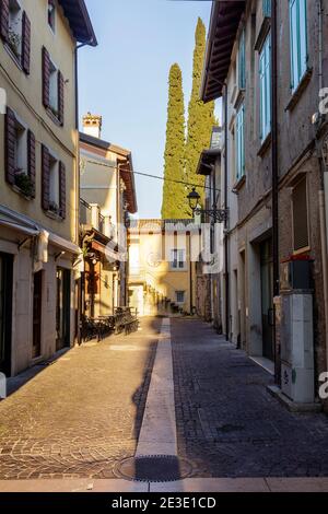 Blick auf das Dorf in Bardolino, am Gardasee. Stockfoto