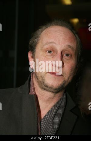 EXKLUSIV - Schauspieler Benoit Poelvoorde verlässt am 12. Januar 2009 eine Aufnahmestation in Paris, Frankreich. Er wirbt für seinen neuesten Film 'La Guerre des Miss'. Foto von Denis Guignebourg/ABACAPRESS.COM Stockfoto