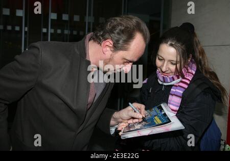 EXKLUSIV - Schauspieler Benoit Poelvoorde verlässt am 12. Januar 2009 eine Aufnahmestation in Paris, Frankreich. Er wirbt für seinen neuesten Film 'La Guerre des Miss'. Foto von Denis Guignebourg/ABACAPRESS.COM Stockfoto