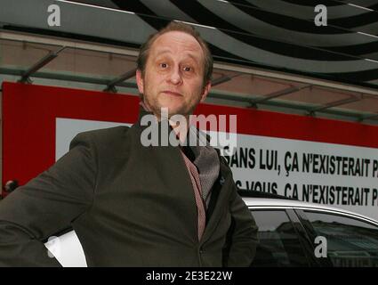 EXKLUSIV - Schauspieler Benoit Poelvoorde verlässt am 12. Januar 2009 eine Aufnahmestation in Paris, Frankreich. Er wirbt für seinen neuesten Film 'La Guerre des Miss'. Foto von Denis Guignebourg/ABACAPRESS.COM Stockfoto