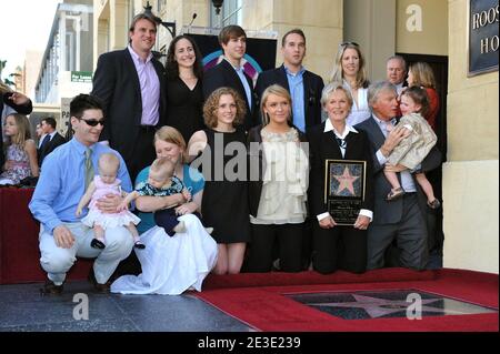 Glenn Close posiert umgeben von ihrer Familie, als sie am 12. Januar 2009 auf dem Hollywood Walk of Fame in Los Angeles, CA, USA mit dem 2,378. Stern geehrt wird. Foto von Lionel Hahn/ABACAPRESS.COM Stockfoto