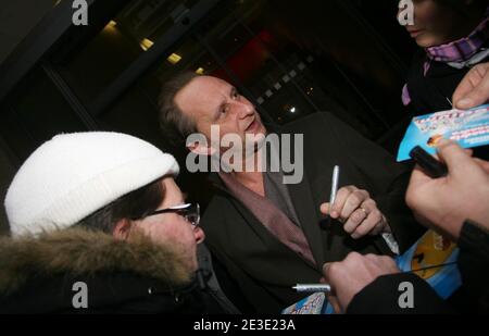 EXKLUSIV - Schauspieler Benoit Poelvoorde verlässt am 12. Januar 2009 eine Aufnahmestation in Paris, Frankreich. Er wirbt für seinen neuesten Film 'La Guerre des Miss'. Foto von Denis Guignebourg/ABACAPRESS.COM Stockfoto