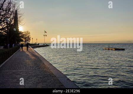 Blick auf den Seeufer von Bardolino in der Provinz Verona. Stockfoto