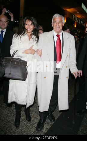 Die französische Filmlegende Jean-Paul Belmondo und seine neue Freundin Barbara Gandolfi posieren während der Premiere seines neuesten Films "UN homme et son chien" am 13. Januar 2009 im Theater Te Gaumont Marignan in Paris, Frankreich. Foto von Denis Guignebourg/ABACAPRESS.COM Stockfoto