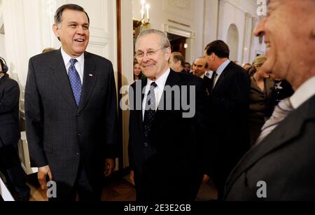 Der ehemalige Senator Mel Martinez und der ehemalige Verteidigungsminister Donald Rumsfeld werden bei einem Empfang nach einer Zeremonie gesehen, bei der US-Präsident George W. Bush dem ehemaligen britischen Premierminister Tony Blair, dem kolumbianischen Präsidenten Alvaro Uribe und dem ehemaligen australischen Premierminister John Howard die Presidential Medal of Freedom überreichte, An den letzten Tagen seiner Präsidentschaft, am 13. Januar 2009 im East Room des Weißen Hauses in Washington, DC., USA. Foto von Olivier Douliery/ABACAPRESS.COM Stockfoto