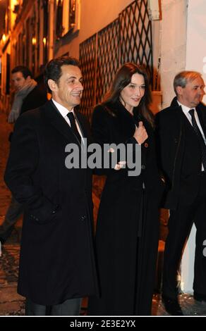 Der französische Präsident Nicolas Sarkozy und seine Frau Carla warten darauf, am 14. Januar 2009 den britischen Premierminister Gordon Brown und seine Frau Sarah zu einem privaten Abendessen im Haus von Carla Bruni Sarkozy in Anwesenheit des Generalsekretärs der Elysee Francois Perol in Paris, Frankreich, willkommen zu heißen. Foto von Jacques Witt/Pool/ABACAPRESS.COM Stockfoto
