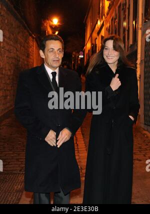 Der französische Präsident Nicolas Sarkozy und seine Frau Carla warten darauf, am 14. Januar 2009 den britischen Premierminister Gordon Brown und seine Frau Sarah zu einem privaten Abendessen im Haus von Carla Bruni Sarkozy in Anwesenheit des Generalsekretärs der Elysee Francois Perol in Paris, Frankreich, willkommen zu heißen. Foto von Jacques Witt/Pool/ABACAPRESS.COM Stockfoto