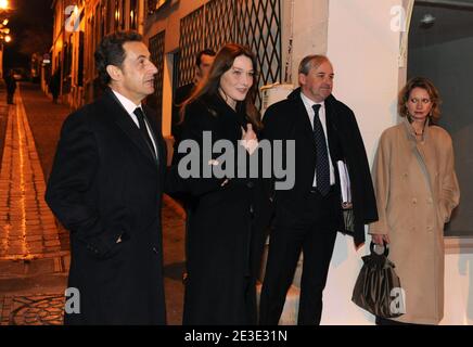 Der französische Präsident Nicolas Sarkozy und seine Frau Carla warten darauf, am 14. Januar 2009 den britischen Premierminister Gordon Brown und seine Frau Sarah zu einem privaten Abendessen im Haus von Carla Bruni Sarkozy in Anwesenheit des Generalsekretärs der Elysee Francois Perol in Paris, Frankreich, willkommen zu heißen. Foto von Jacques Witt/Pool/ABACAPRESS.COM Stockfoto
