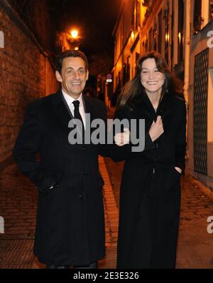 Der französische Präsident Nicolas Sarkozy und seine Frau Carla warten darauf, am 14. Januar 2009 den britischen Premierminister Gordon Brown und seine Frau Sarah zu einem privaten Abendessen im Haus von Carla Bruni Sarkozy in Anwesenheit des Generalsekretärs der Elysee Francois Perol in Paris, Frankreich, willkommen zu heißen. Foto von Jacques Witt/Pool/ABACAPRESS.COM Stockfoto