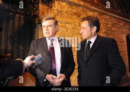 Der französische Präsident Nicolas Sarkozy und der britische Premierminister Gordon Brown sprechen mit der Presse vor einem privaten Abendessen im Haus von Carla Bruni Sarkozy in Paris, Frankreich, am 14. Januar 2009. Foto von Jacques Witt/Pool/ABACAPRESS.COM Stockfoto