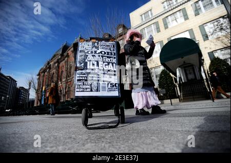 Am 14. Januar 2009 steht ein Protestler vor dem Blair House in Washington, DC, USA, dem neuen Zuhause des designierten Präsidenten Barack Obama und seiner Familie. Die Obamas sollen morgen einziehen. Sie baten um einen frühen Einzug in das 70,000 Quadratmeter große Herrenhaus mit 119 Zimmern gegenüber dem Weißen Haus, damit sich ihre Kinder diese Woche in der Sidwell Friends School einfinden konnten, um die Schule zu beginnen. Aber der ankommenden ersten Familie wurde gesagt, dass die Residenz gebucht worden war, so nahmen sie eine Suite im Hay-Adams. Foto von Olivier Douliery/ABACAPRESS.COM Stockfoto