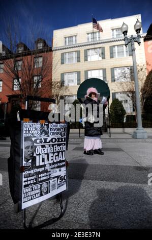 Am 14. Januar 2009 steht ein Protestler vor dem Blair House in Washington, DC, USA, dem neuen Zuhause des designierten Präsidenten Barack Obama und seiner Familie. Die Obamas sollen morgen einziehen. Sie baten um einen frühen Einzug in das 70,000 Quadratmeter große Herrenhaus mit 119 Zimmern gegenüber dem Weißen Haus, damit sich ihre Kinder diese Woche in der Sidwell Friends School einfinden konnten, um die Schule zu beginnen. Aber der ankommenden ersten Familie wurde gesagt, dass die Residenz gebucht worden war, so nahmen sie eine Suite im Hay-Adams. Foto von Olivier Douliery/ABACAPRESS.COM Stockfoto