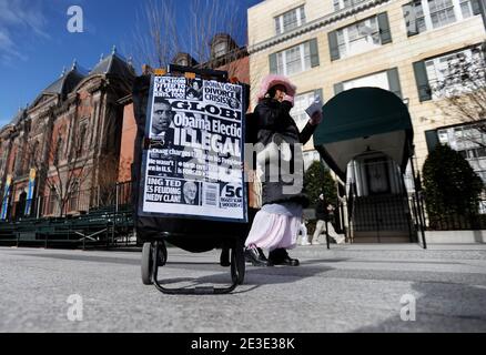 Am 14. Januar 2009 steht ein Protestler vor dem Blair House in Washington, DC, USA, dem neuen Zuhause des designierten Präsidenten Barack Obama und seiner Familie. Die Obamas sollen morgen einziehen. Sie baten um einen frühen Einzug in das 70,000 Quadratmeter große Herrenhaus mit 119 Zimmern gegenüber dem Weißen Haus, damit sich ihre Kinder diese Woche in der Sidwell Friends School einfinden konnten, um die Schule zu beginnen. Aber der ankommenden ersten Familie wurde gesagt, dass die Residenz gebucht worden war, so nahmen sie eine Suite im Hay-Adams. Foto von Olivier Douliery/ABACAPRESS.COM Stockfoto