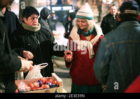 Depuis 15 ans, Jeanine Alasia, plus connue sous le nom de 'Man Jeanine', sert a Diner trois soirs par semaine, sur les trottoirs de la Canebiere a Marseille. Avec un ou deux 'compagnons' elle cuisine chez elle, pour ces accidentes de la vie, des Kilos de riz, des liters de potage, qu'elle sert ensuite a des dizaines de SDF. Rencontre avec cette femme de 64 ans, ancienne secretaire medicale, qui 'crevera avec l'Esprit de partage', dit-elle. Marseille, Frankreich, 14. Januar 2009. Foto von Jose Nicolas/ABACAPRESS.COM Stockfoto