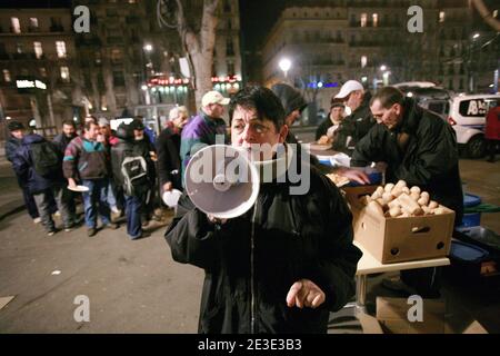 Depuis 15 ans, Jeanine Alasia, plus connue sous le nom de 'Man Jeanine', sert a Diner trois soirs par semaine, sur les trottoirs de la Canebiere a Marseille. Avec un ou deux 'compagnons' elle cuisine chez elle, pour ces accidentes de la vie, des Kilos de riz, des liters de potage, qu'elle sert ensuite a des dizaines de SDF. Rencontre avec cette femme de 64 ans, ancienne secretaire medicale, qui 'crevera avec l'Esprit de partage', dit-elle. Marseille, Frankreich, 14. Januar 2009. Foto von Jose Nicolas/ABACAPRESS.COM Stockfoto