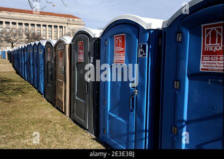 "Etwa 5,000 unbeheizte, unbeleuchtete, nicht spülende 'Standard'' tragbare Toiletten werden am 14. Januar 2009 in Washington, DC, USA, von Eröffnungsplanern für die geschätzten 4 Millionen Leute bereitgestellt, die für die historische Vereidigung erwartet werden. Foto von Olivier Douliery/ABACAPRESS.COM' Stockfoto