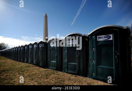 "Etwa 5,000 unbeheizte, unbeleuchtete, nicht spülende 'Standard'' tragbare Toiletten werden am 14. Januar 2009 in Washington, DC, USA, von Eröffnungsplanern für die geschätzten 4 Millionen Leute bereitgestellt, die für die historische Vereidigung erwartet werden. Foto von Olivier Douliery/ABACAPRESS.COM' Stockfoto