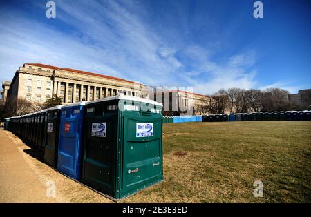 "Etwa 5,000 unbeheizte, unbeleuchtete, nicht spülende 'Standard'' tragbare Toiletten werden am 14. Januar 2009 in Washington, DC, USA, von Eröffnungsplanern für die geschätzten 4 Millionen Leute bereitgestellt, die für die historische Vereidigung erwartet werden. Foto von Olivier Douliery/ABACAPRESS.COM' Stockfoto