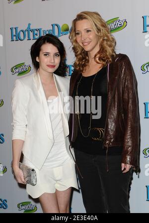 Lisa Kudrow (R) und Emma Roberts bei der Premiere von Dreamworks Pictures 'Hotel for Dogs', die am 15. Januar 2009 im Grove Pacific Theatre in Los Angeles, CA, SA, stattfand. Foto von Lionel Hahn/ABACAPRESS.COM Stockfoto