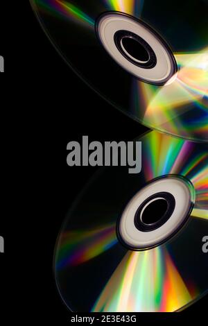 Compact-Discs auf schwarzem Hintergrund Stockfoto