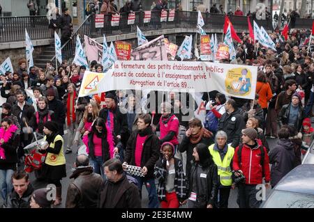 Französische Studenten, Lehrer, Gewerkschaften und Eltern demonstrieren am 17. Januar 2009 in Paris, Frankreich. Sie protestierten gegen die Pläne von Bildungsminister Xavier Darcos, Arbeitsplätze im Bildungssystem zu kürzen. Foto von Alain Apaydin/ABACAPRESS.COM Stockfoto