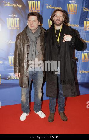 Philippe Lellouche und Frederic Beigbeder posieren bei der Premiere von 'Volt, Star Malgre Lui', die am 17. Januar 2009 im Disneyland Resort Paris in Marne-La-Vallee, Frankreich, stattfand. Foto von Giancarlo Gorassini/ABACAPRESS.COM Stockfoto