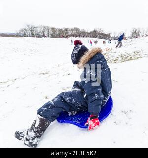 Kinderrodeln auf dem Gelände des antiken Amphitheaters im Winter auf Becsi-Domb, Sopron, Ungarn Stockfoto