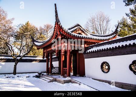 Montreal, Kanada - 5. Januar 2021: Pavillon im chinesischen Stil im Botanischen Garten von Montreal Stockfoto