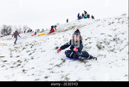 Peolpe Kinder und Erwachsene Rodeln auf dem Gelände des alten Amphitheaters im Winter auf Becsi-Domb, Sopron, Ungarn Stockfoto