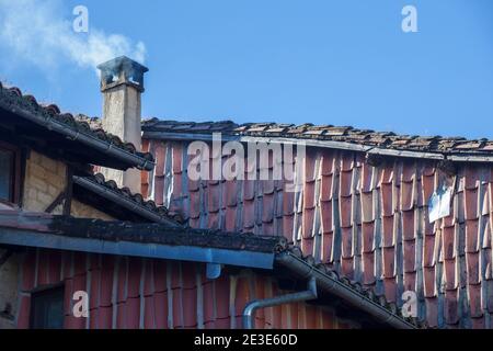 Traditionelle Architektur von Hervás, Ambroztal Dorf. Caceres, Extremadura, Spanien. Wände mit arabischen Fliesen verputzt, um den Wind zu schützen Stockfoto