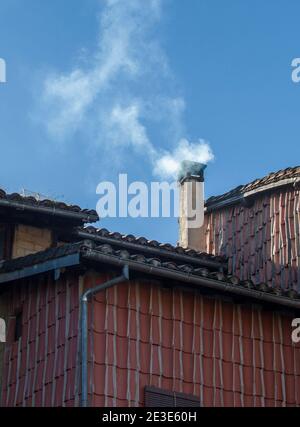 Traditionelle Architektur von Hervás, Ambroztal Dorf. Caceres, Extremadura, Spanien. Wände mit arabischen Fliesen verputzt, um den Wind zu schützen Stockfoto