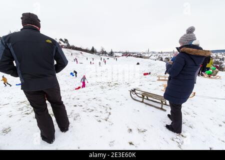 Peolpe Kinder und Erwachsene Rodeln auf dem Gelände des alten Amphitheaters im Winter auf Becsi-Domb, Sopron, Ungarn Stockfoto