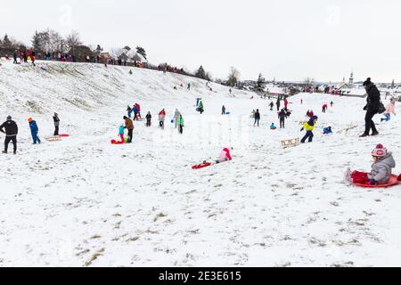 Peolpe Kinder und Erwachsene Rodeln auf dem Gelände des alten Amphitheaters im Winter auf Becsi-Domb, Sopron, Ungarn Stockfoto